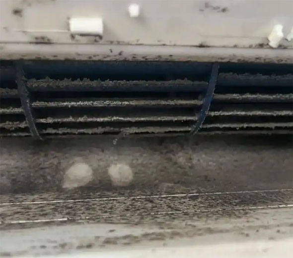 万秀空调吹的风有股烧焦味是怎么回事